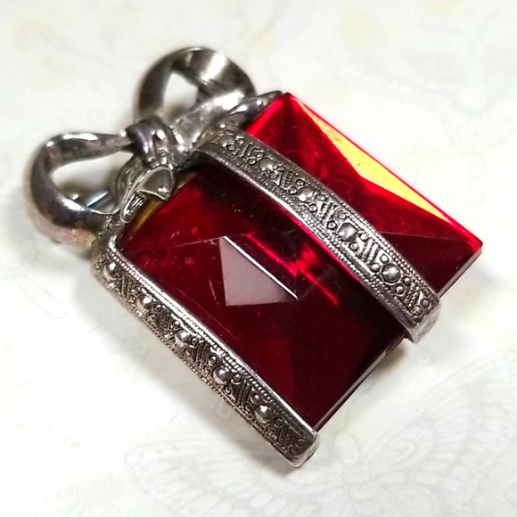 Vintage Festive Mid Century Ruby Glass Silver Tone Present Brooch Pin - Picture 5 of 11
